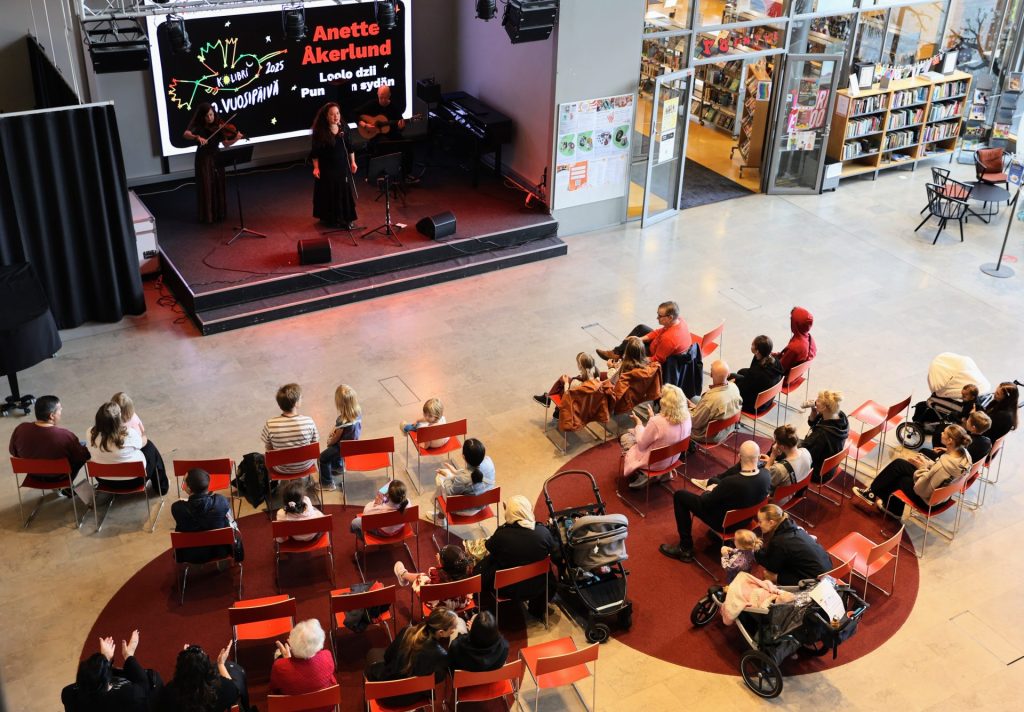 the picture shows Roma artist Anette Akerlund featuring a flamenco concert at Sello Library, with lots of people enjoying the concert.